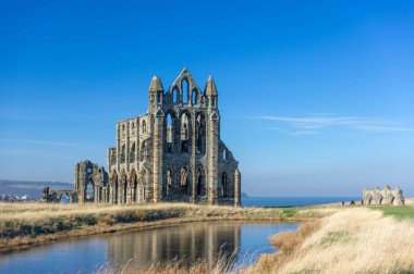 Whitby Abbey North Yorkshire 'da. İlk manastır M.S. 657 yılında Northumbria kralı Oswy (Oswiu) tarafından Streoneshalh olarak kurulmuştur..
