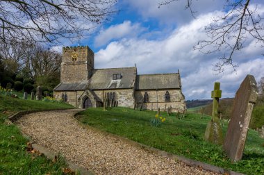 Kirby Underdale Kilisesi Doğu Yorkshire Bulutları ve mavi gökyüzü