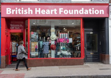 Ana cadde bankaları ve dükkanları