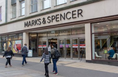 Ana cadde bankaları ve dükkanları