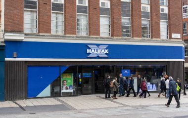 Ana cadde bankaları ve dükkanları