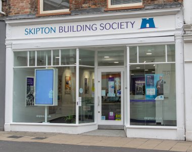 Ana cadde bankaları ve dükkanları