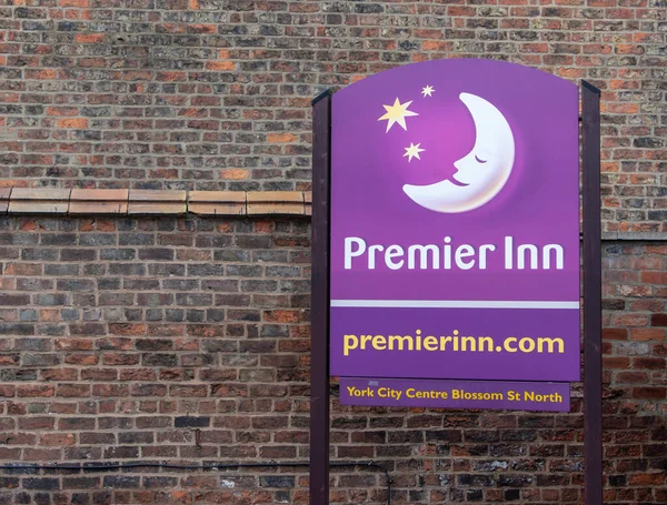 Premier Inn Hotel Moon Sign Fotos De Bancos De Imagens Sem Royalties