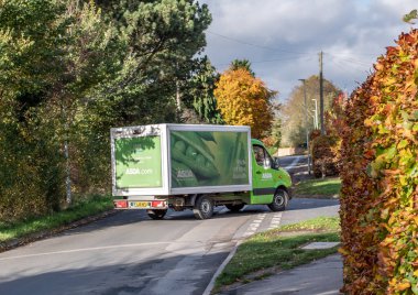 Pocklington, Doğu Yorkshire, İngiltere, 03 / 11 / 2020 - Sokakta köşeyi dönen yeşil bir Asda supermatket minibüsü