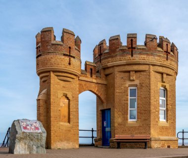 Withernsea, Doğu Yorkshire, İngiltere, 20 / 10 / 2020 - Withernsea İskelesi için eski kumtaşı giriş kulesi