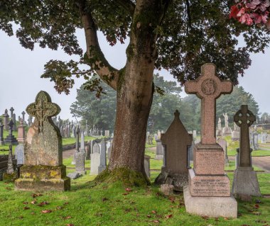 İskoçya, Stirling, 02 / 10 / 2020 - Mezar taşları ve heykelleriyle Eski Şehir Mezarlığı.