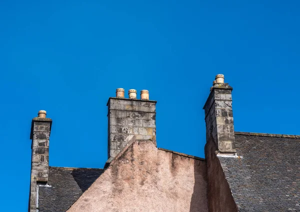 天台烟囱堆砌石制 蓝天背景 — 图库照片