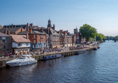 York, North Yorkshire, İngiltere, 14 / 09 / 2020 - güneşli bir günde tekneler ve turistlerle birlikte Ouse nehri.