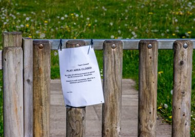 Yerel bir belediye meclisi tarafından Coronavirus 'a tepki olarak asılmış bir oyun alanı..