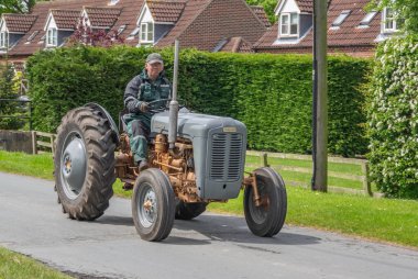 Pocklington, Doğu Yorkshire, İngiltere, 05 / 24 / 2015 - yaşlı gri renkli Ferguson traktörü yolda yaşlı Farmer sürüyordu.