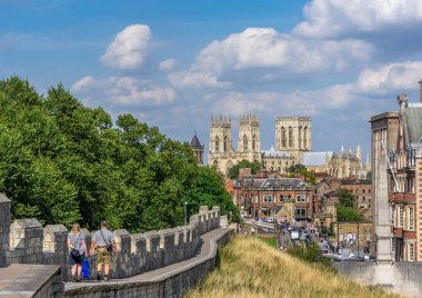 York, Yorkshire, İngiltere, 08 / 08 / 2015 - güneşli bir günde arka planda Bakan ile York şehir duvarından manzara.