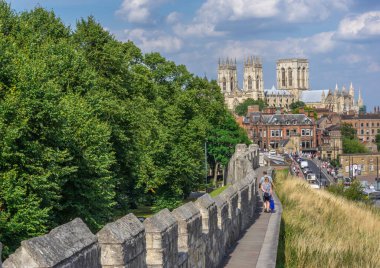 York, Yorkshire, İngiltere, 08 / 08 / 2015 - güneşli bir günde arka planda Bakan ile York şehir duvarından manzara.