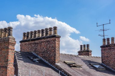 Sıralar halinde tuğlalar üzerine bacalar döşeme çatısında televizyon atardamarı olan bacalar inşa edildi..