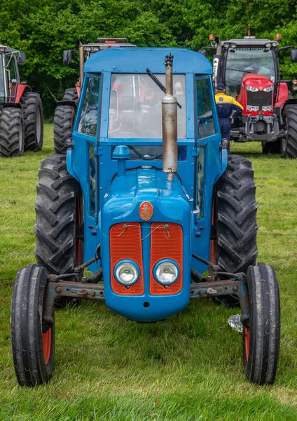 Pocklington East Yorkshire 2015 Oude Rood Blauwe Fordson Trekker Geparkeerd — Stockfoto