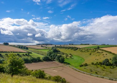 Thixendale yakınlarındaki Yorkshire Wolds 'un yuvarlanan tepeleri ve büyük gökyüzü..