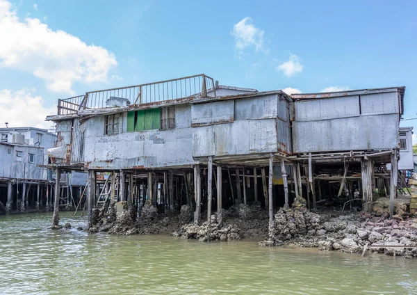 Old crumbling house on stilts over water in Hong Kong. — Stock Image Old Crumbling House Stilts Water Hong Kong Royalty Free Stock Photos