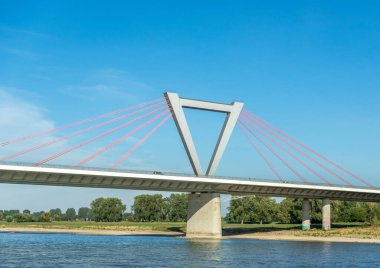 Düsseldorf, Rhineland, Almanya, 09 / 15 / 2019 - Rhine nehri üzerindeki A44. Otoyol Askı Köprüsü.