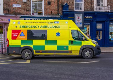 Yorkshire ambulansı mavi ışıklarla York 'ta yarışıyor