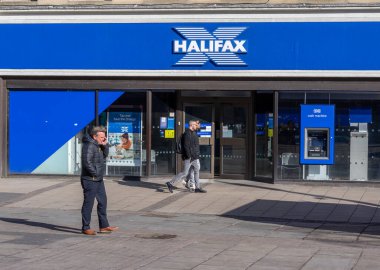 York High Caddesi 'ndeki Halifax Bankası.