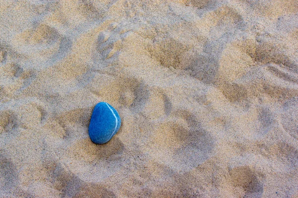 Einzelne Kieselsteine Auf Einem Sandstrand Mit Hellem Hintergrund — Stockfoto