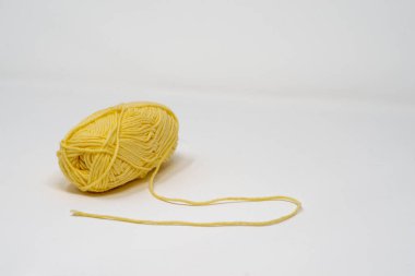 Sarı uçlu tek tüy yumağı düz beyaz arkaplan ve boşluğu kopyala.