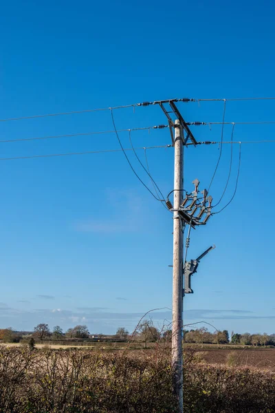 Trätelegrafstolpe Med Kablar Och Isolatorer Med Klarblå Himmel Bakgrund Stockbild