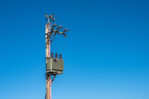 Trätelegrafstolpe Med Kablar Och Isolatorer Med Klarblå Himmel Bakgrund — Stockfoto