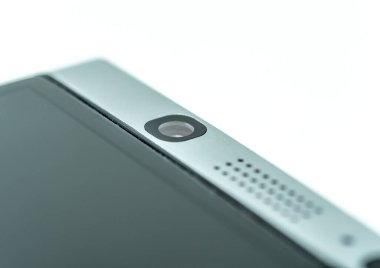 Cep telefonu kamera lenslerini kopyalama alanı olan düz beyaz bir arkaplanda kapat