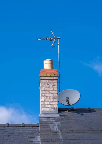 Tegelskorsten Ett Grått Tak Med Arial Och Liten Satilitmaträtt Fäst — Stockfoto