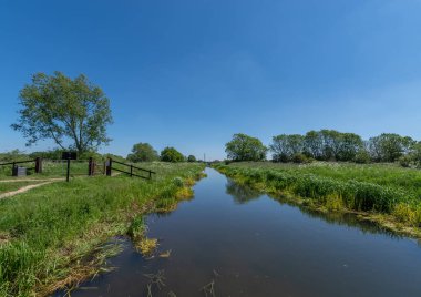 Güneşli bir günde mavi bulutsuz bir gökyüzü ile Pocklington Kanalı 'nın görünümü.
