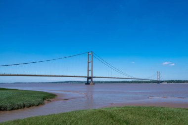 Güneşli bir günde mavi gökyüzü ile Humber asma köprüsü ve nehir manzarası.