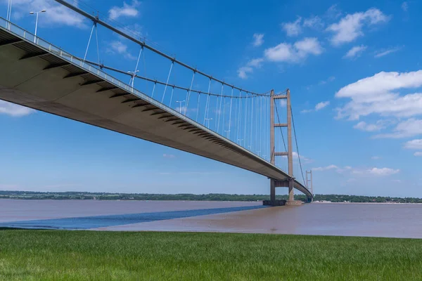 Widok Most Wiszący Humber Rzeki Niebieskim Niebem Jasny Słoneczny Dzień — Zdjęcie stockowe