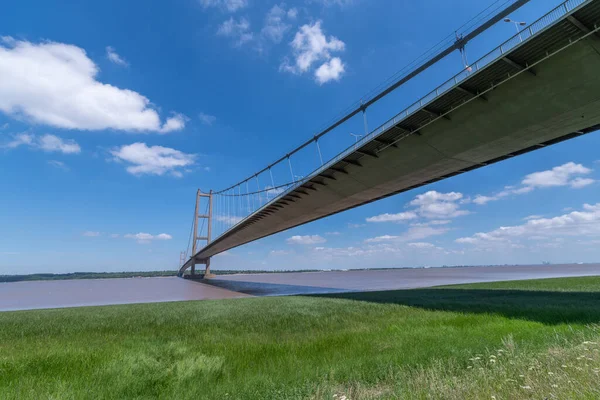 Widok Most Wiszący Humber Rzeki Niebieskim Niebem Jasny Słoneczny Dzień — Zdjęcie stockowe
