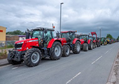27 Haziran 2021 - Pocklington, Doğu Yorkshire, İngiltere - Beacon Genç Çiftçiler Kulübü Traktör Koşusu. Kırmızı Massey Ferguson traktörleri yolun kenarına park etmiş..