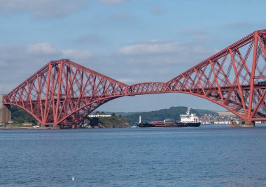 Güney Queensferry, Edinburgh, İskoçya 7 Eylül 2021 güneşli bir günde Forth Köprüsü 'nün altından geçen bir gaz gemisi.