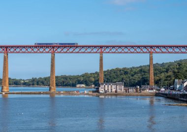 Güney Queensferry, Edinburgh, İskoçya 7 Eylül 2021 - Güneşli bir günde dördüncü demiryolu köprüsünde bir İskoç sınıfı 158 DMU 'nun görüntüsü.