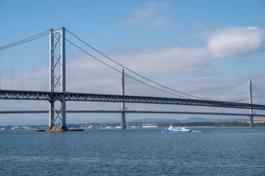 Güney Queensferry, Edinburgh, İskoçya 7 Eylül 2021 - Güneşli bir günde feribot ile geçen Forth Road Köprüsü ve Queensferry Geçidi manzarası