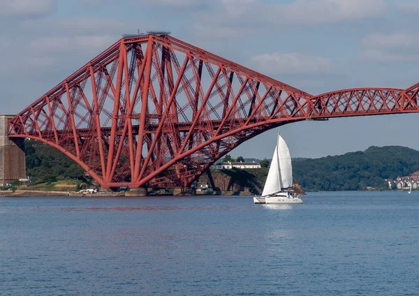 South Queensferry Edynburg Szkocja Września 2021 Żaglowiec Katamaran Przepływający Pod — Zdjęcie stockowe