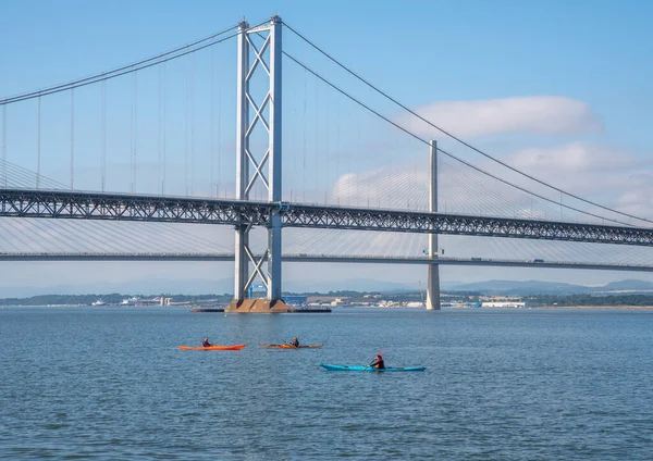 South Queensferry Edynburg Szkocja Września 2021 Trzy Kajaki Przechodzące Pod — Zdjęcie stockowe