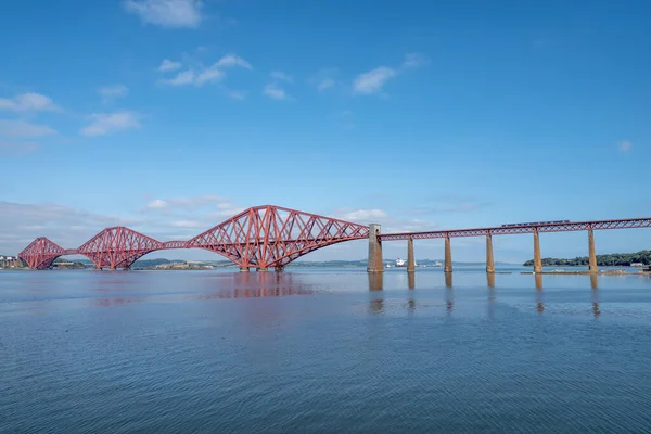 South Queensferry Edynburg Szkocja Września 2021 Pociąg Przejeżdżający Przez Most — Zdjęcie stockowe