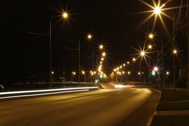 Yolları ve ışıkları olan gece şehri