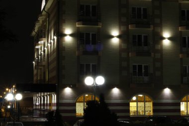 Gece aydınlatma ile bina