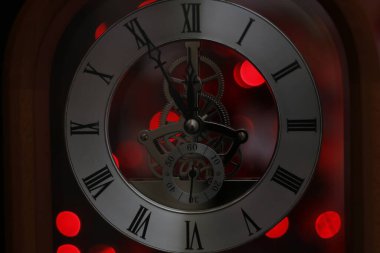 Saat 12: 00 ve yeni yıl