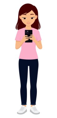 Akıllı telefonu tutan ve beyaz üzerine mesaj yazan gülümseyen genç kadın.