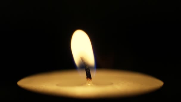 Closeup svíčky na černém pozadí. — Stock video