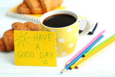 Not kağıdı fincan kahve ve kruvasan ile