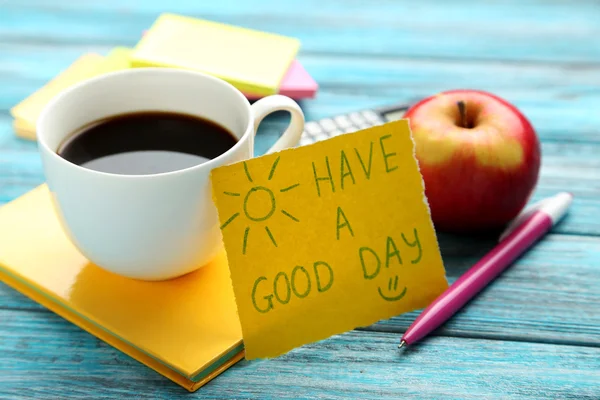 Gute Tagesnote mit Kaffee und Apfel — Stockfoto