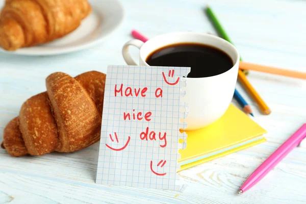Papel de nota con taza de café y croissants — Foto de Stock