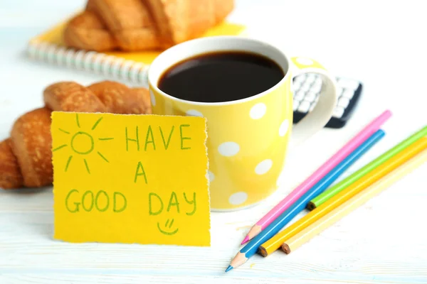 Papel de nota con taza de café y croissants — Foto de Stock