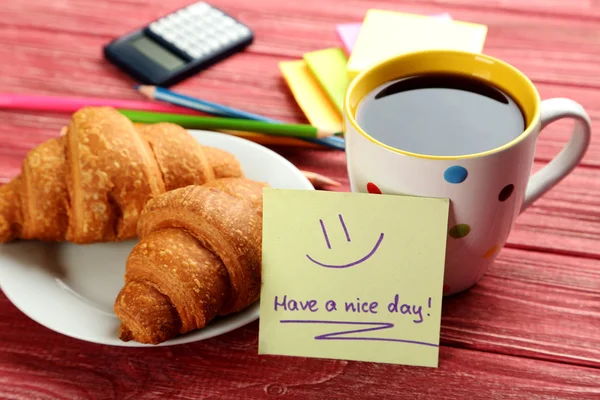 Tenga una nota agradable día con café y croissants — Foto de Stock